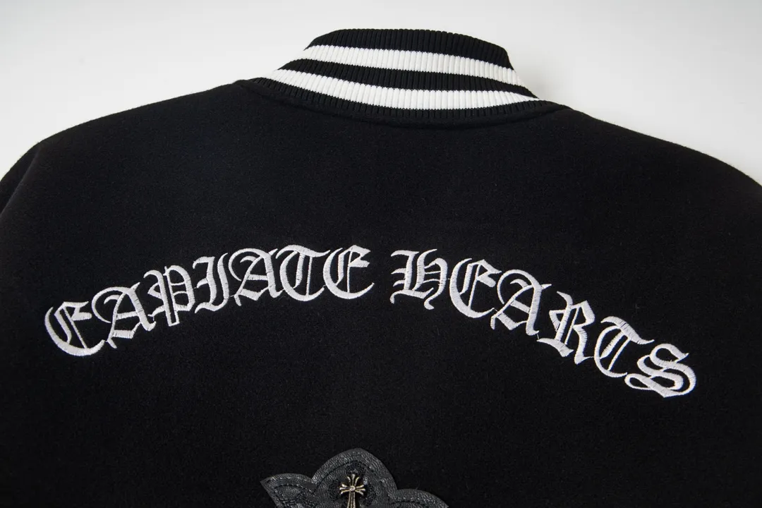 P380 Model No. Y611 Chrome Hearts Fw25 Chrome Hearts Horseshoe Cross Baseball Jacket Same style for men and women. New product is hotly shipped. The original customized woolen fabric has a little thickness. The upper body is still very good in early spring weather. Imported spliced pu leather sleeves. The original mold is made while the leather is delicate. The chest and back are super heavy-duty design. Exclusive customized cross metal decoration. Customized loose fit. Both men and women are very handsome. All details respect the original version. Mold customization of distressed cross snaps with incomparable distressed texture SIZE:M-XXL